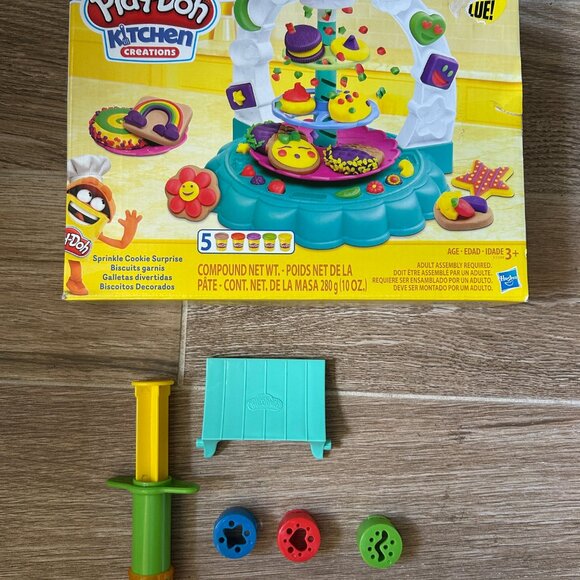 Play-doh Kitchen creations Sprinkle Cookie Suprise **without doh** - Picture 2 of 3